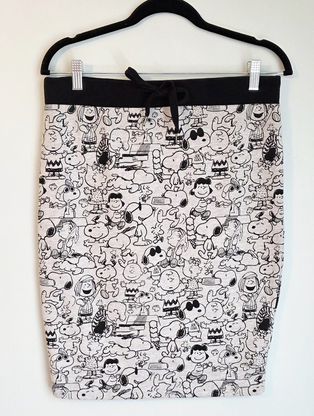 Official Peanuts Snoopy & Friends Monochrome Doodle Pencil Skirt – Size L.